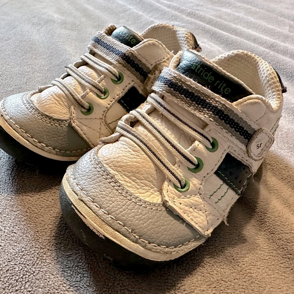 Stride Rite Artie Sneaker, size 5.5 extra wide (xw)